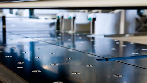 Air cushion machine table with air nozzles preceding and behind sawing line Air cushion machine table with air nozzles preceding and behind sawing line